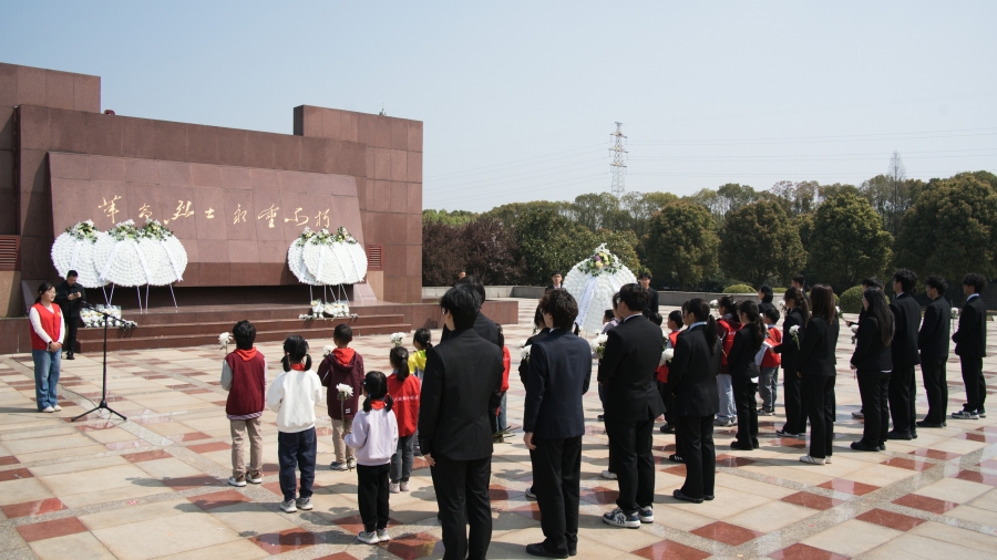 清明追思承薪火 红色基因代代传——球友会联合现代快报小记者开展清明祭扫主题活动